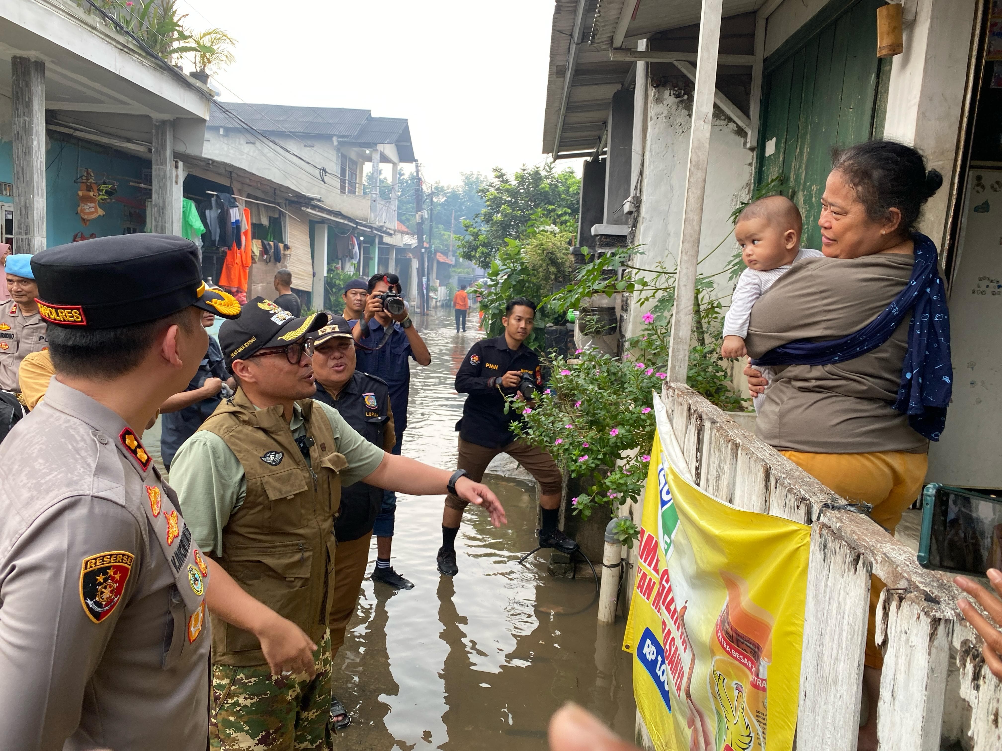 Wakil Wali Kota Tangsel Pilar Saga Ichsan saat meninjau banjir di wilayah Pondok Aren (4/3).&nbsp;(Muhtamimah/Jawa Pos)