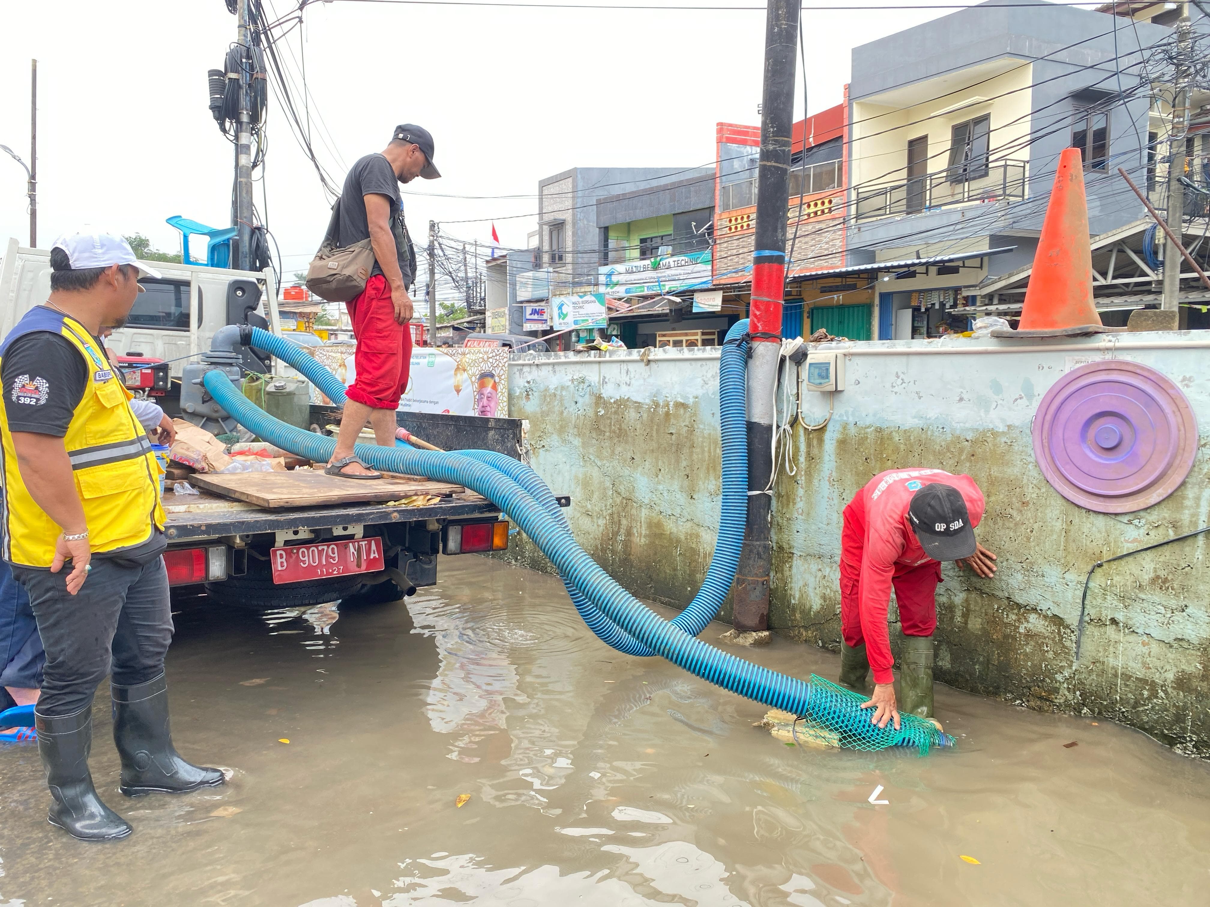 Banjir di wilayah Pondok Aren, (4/3).&nbsp;(Muhtamimah/Jawa Pos)