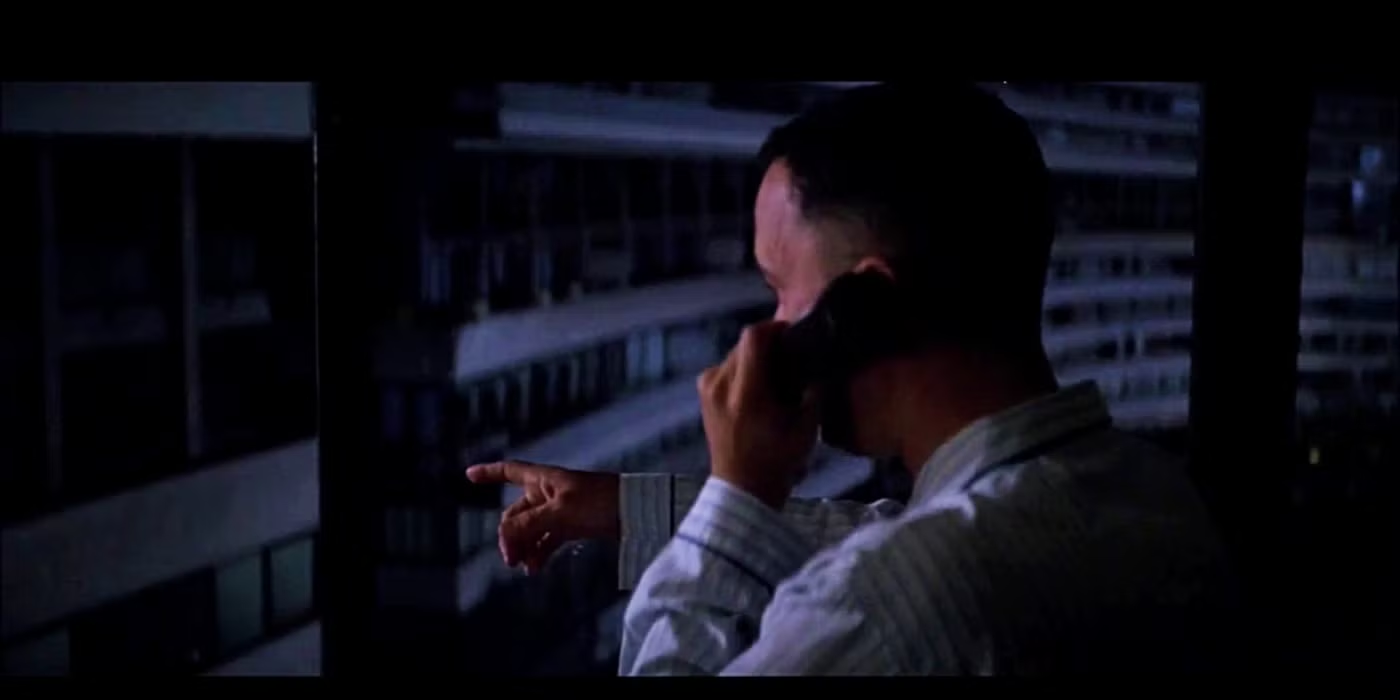 Forrest Gump sedang menelepon keamanan tentang pencurian di Watergate (Dok. Screenrant)