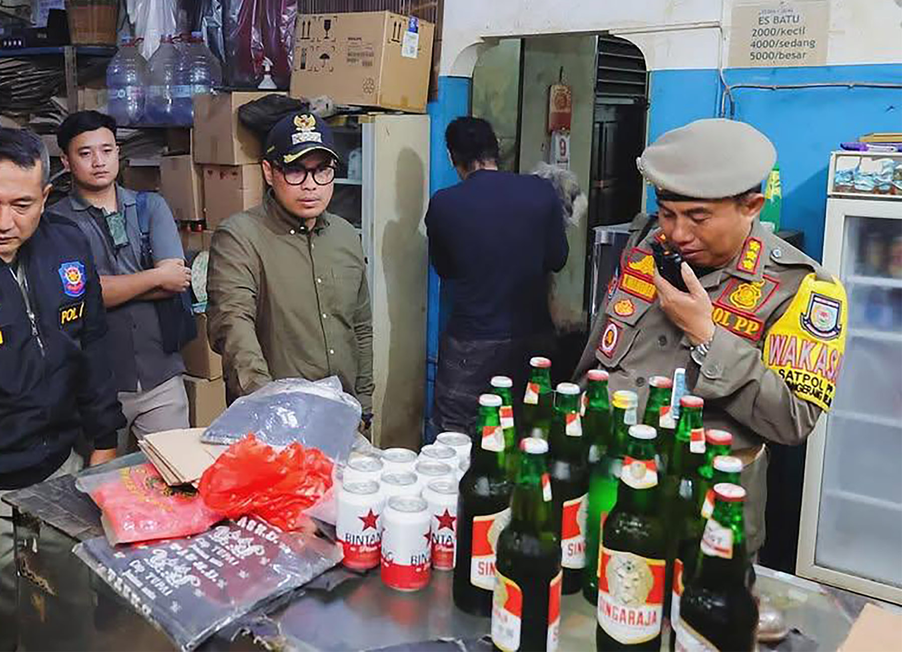 Wakil Wali Kota Tangsel Pilar Saga Ichsan melakukan razia gabungan peredaran miras di Tangsel saat Ramadan, Sabtu (8/3) malam. (Dok. Pemkot Tangsel)