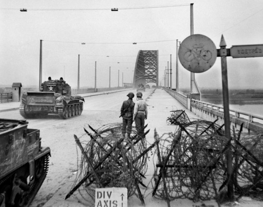 Tank Inggris dan pasukan AS di Jembatan Nijmegen (Dok. Warfare History Network)