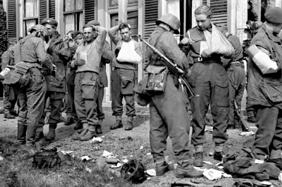 Tentara Inggris yang tertangkap di Arnhem (Dok. Warfare History Network)