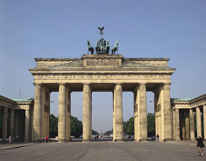 Brandenburg Gate, Berlin (Dok. Britannica)