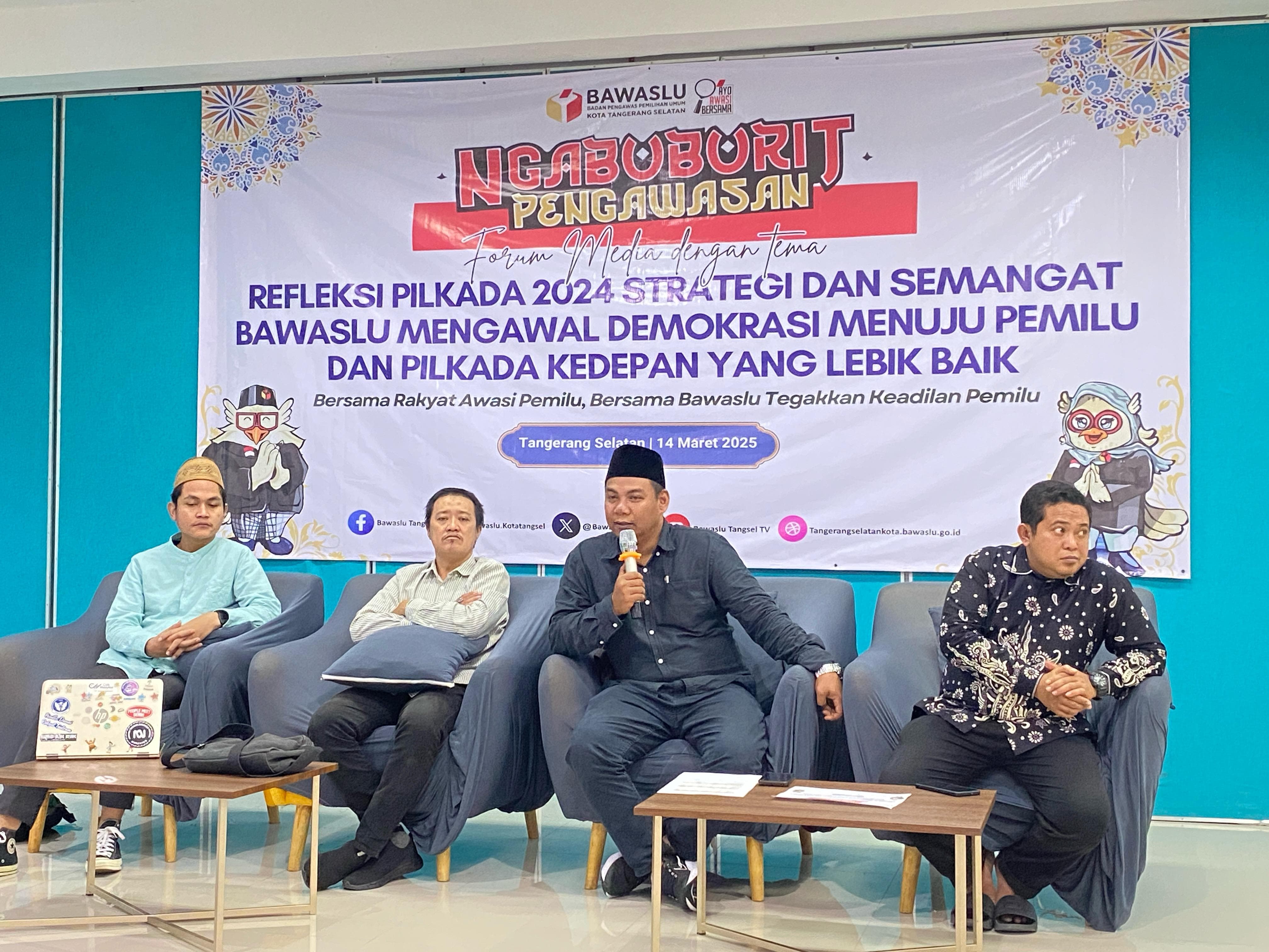 Komisioner Bawaslu Tangsel Divisi Pencegahan, Partisipasi Masyarakat, dan Hubungan Masyarakat Bawaslu Tangsel Apria Roles Saputro saat kegiatan Refleksi Pilkada Tangsel 2024 di Kantor Bawaslu Tangsel.