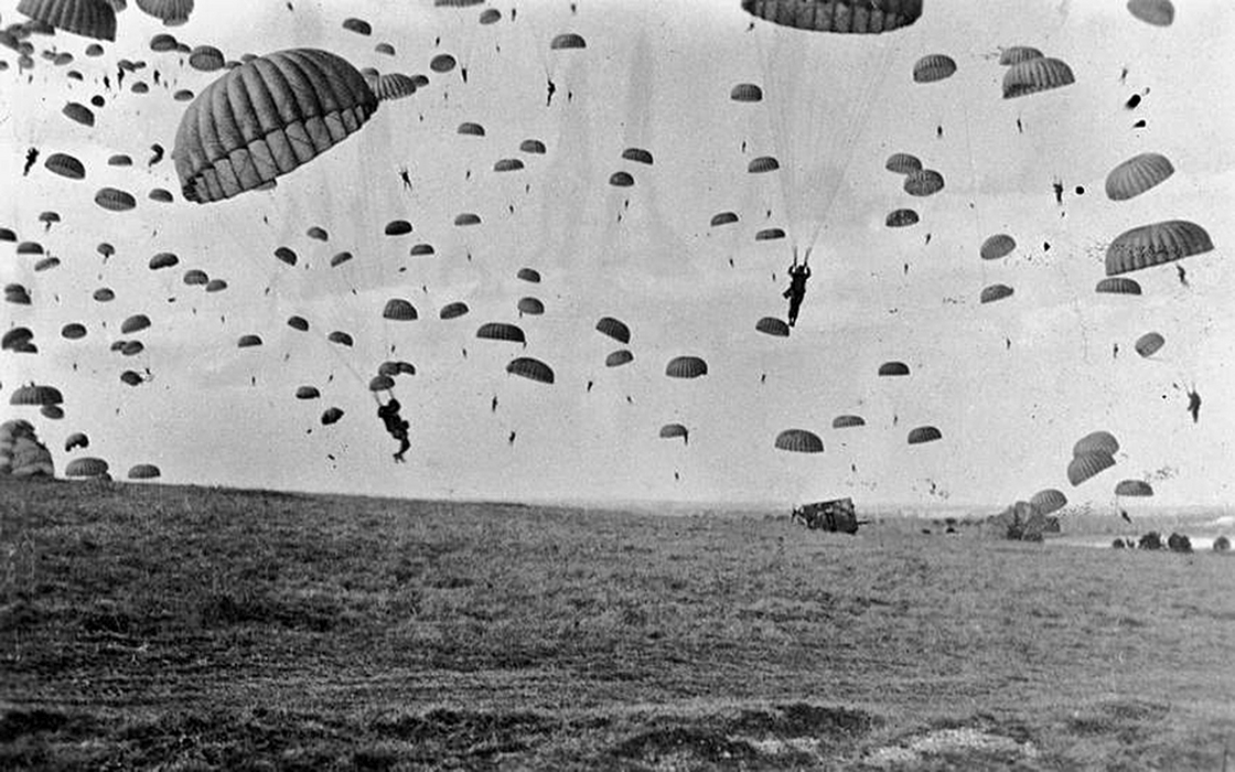 Pasukan Payung AS mendarat di Luar Pedesaan Belanda, 1944 (Dok. Airborne & Special Operations Museum)