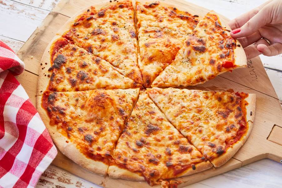 Ilustrasi pizza di restoran Italia. (biggerbolderbaking.com)