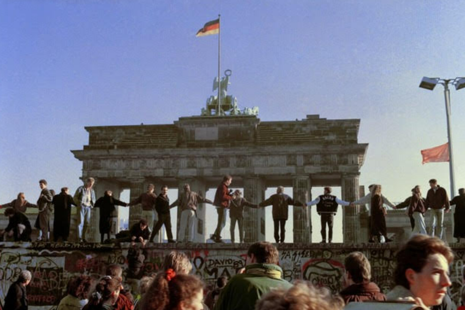 Jatuhnya Tembok Berlin, November 1989 (Dok. Politico)