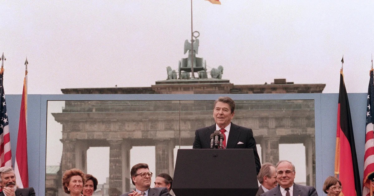 Presiden Ronald Reagan berpidato di Berlin Barat, 1987 (Dok. CBS News)