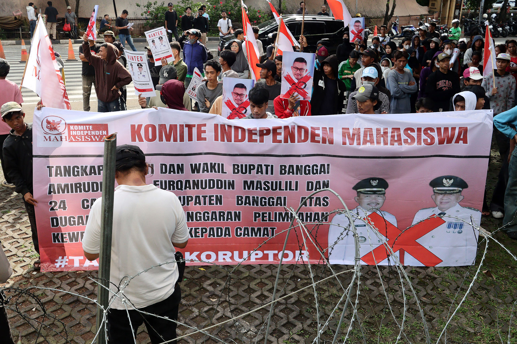 Komite Independen Mahasiswa Indonesia (KIM-Indonesia) menggelar aksi unjuk rasa di KPK. (Dok. Jawa Pos)
