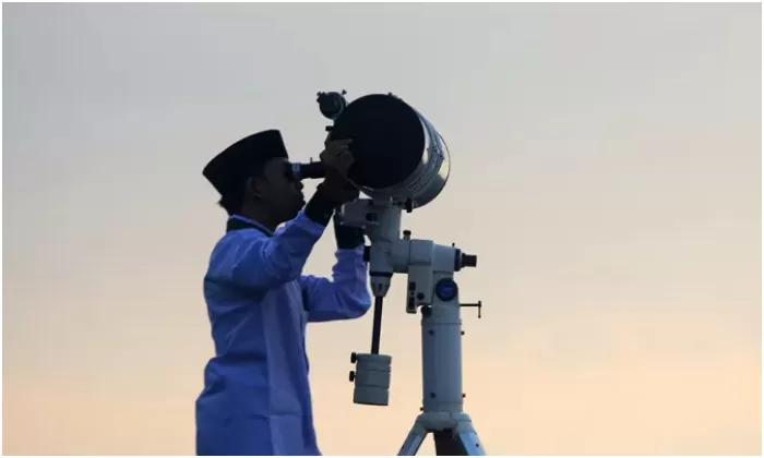 Petugas melakukan pemantauan hilal (ru