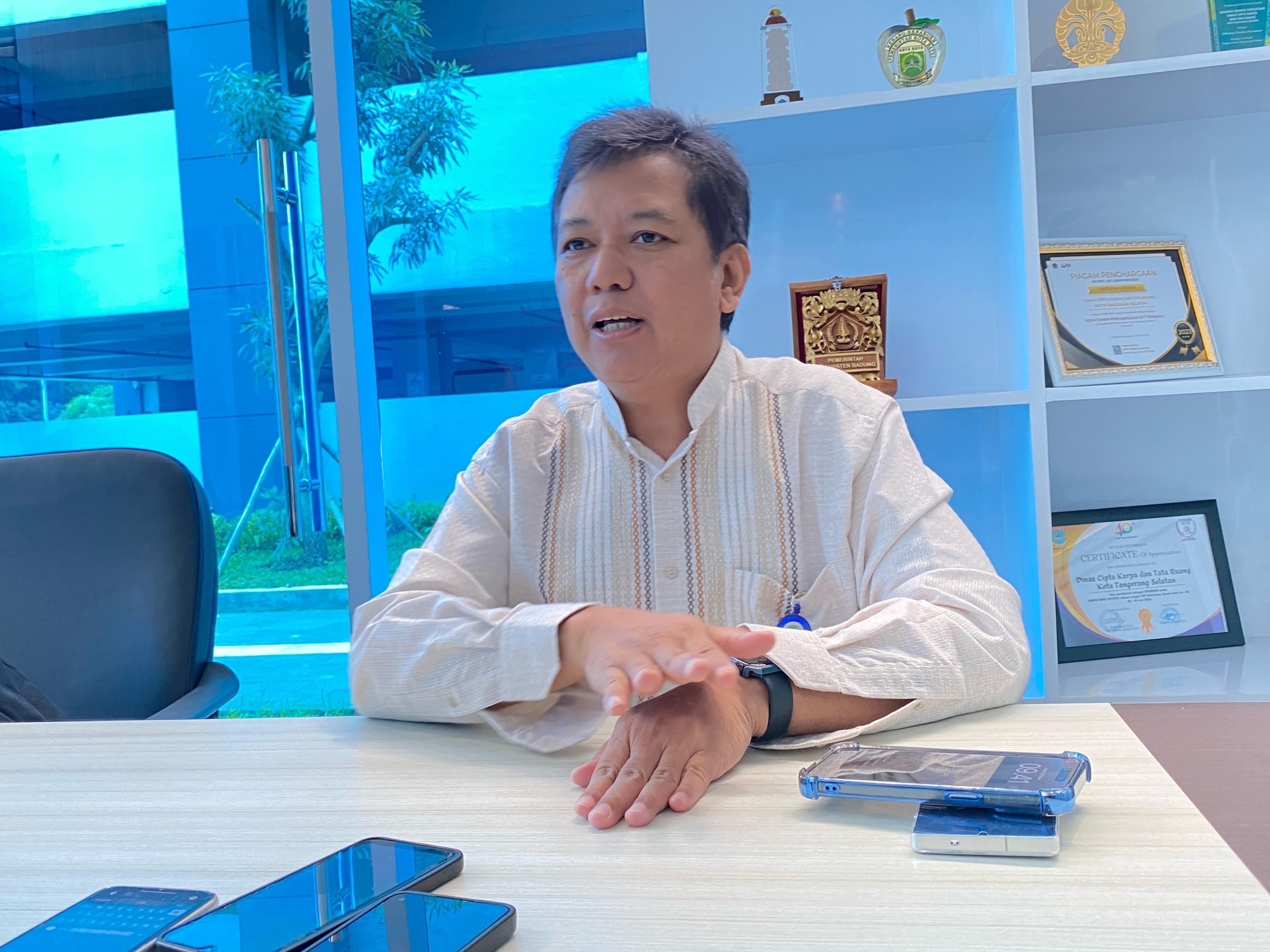 Kepala Bidang (Kabid) Air Minum dan Air Limbah Dinas Cipta Karya dan Tata Tuang (DCKTR) Kota Tangsel Budi Rachmat saat diwawancarai terkait pembangunan septic tank di wilayah Serpong, (21/3).