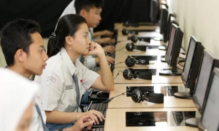 Sejumlah siswa-siswi SMK sedang belajar di labor komputer. (Galih Cokro/Jawa Pos)