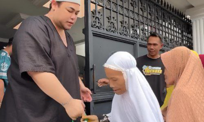 Ivan Gunawan saat membagikan sembako pada Minggu, 23 Maret 2025.(Dok. Instagram/@ivan_gunawan)