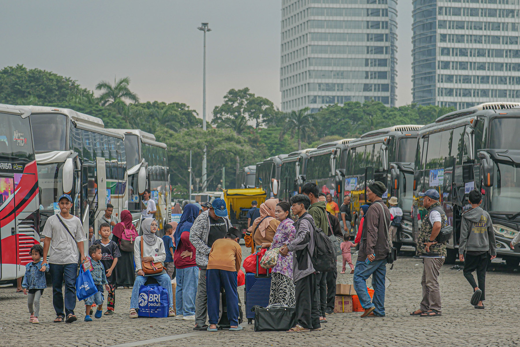 Sejumlah pemudik mencari bus di Program Mudik Gratis di Lapangan Monas, Jakarta, Kamis (26/03/2025). Pemprov DKI Jakarta menyiapkan sebanyak 319 unit bus dengan total 5.459 tempat duduk bagi masyarakat untuk mengangkut para pemudik menuju berbagai kota tu