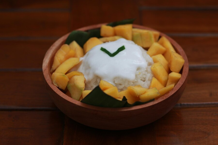 Ilustrasi ketan susu dengan topping mangga (Dok. Freepik)