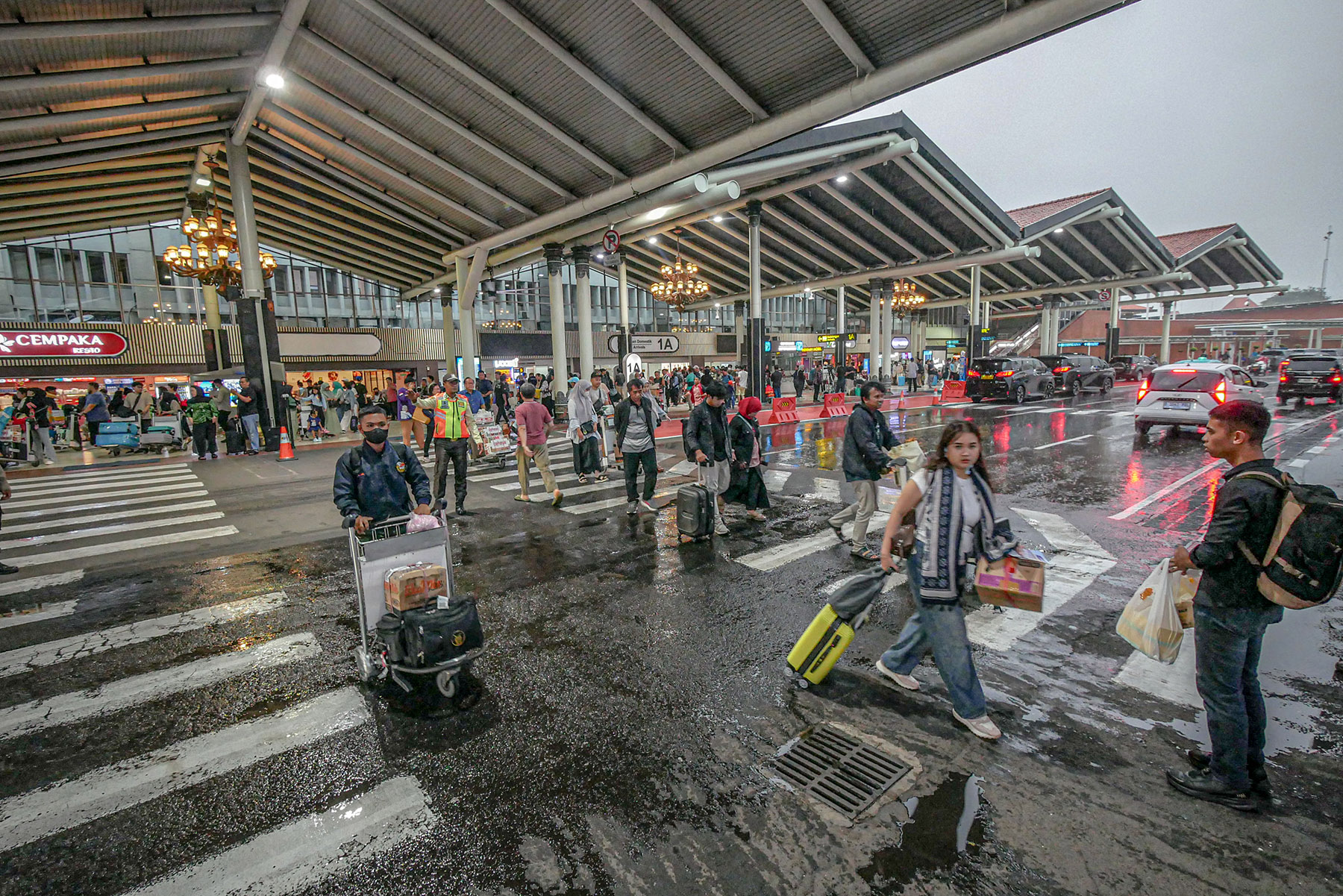 Sejumlah penumpang pesawat memadati Terminal Kedatangan 1A, Bandara Soekarno-Hatta, Tangerang, Minggu (06/04/2025).  Pengelola bandara Soetta menyebutkan pergerakan penumpang penerbangan di bandara itu pada arus balik H+5 Lebaran 2025/Idul Fitri 1446 Hijr