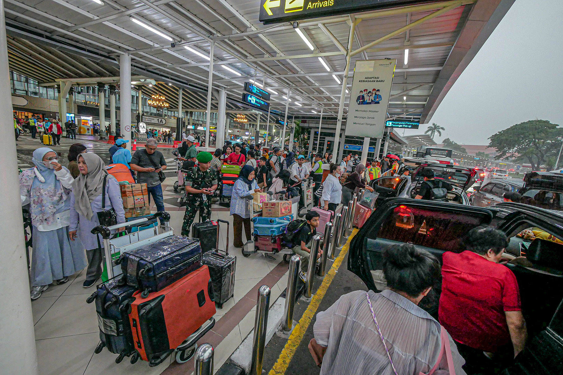 Sejumlah penumpang pesawat memadati Terminal Kedatangan 1A, Bandara Soekarno-Hatta, Tangerang, Minggu (06/04/2025).  Pengelola bandara Soetta menyebutkan pergerakan penumpang penerbangan di bandara itu pada arus balik H+5 Lebaran 2025/Idul Fitri 1446 Hijr