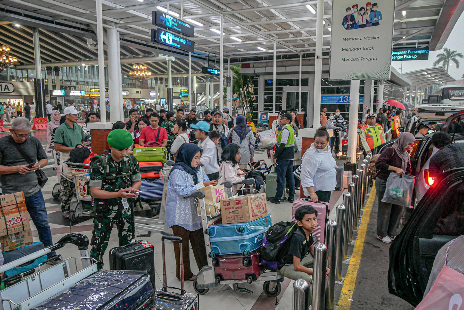 Sejumlah penumpang pesawat memadati Terminal Kedatangan 1A, Bandara Soekarno-Hatta, Tangerang, Minggu (06/04/2025).  Pengelola bandara Soetta menyebutkan pergerakan penumpang penerbangan di bandara itu pada arus balik H+5 Lebaran 2025/Idul Fitri 1446 Hijr