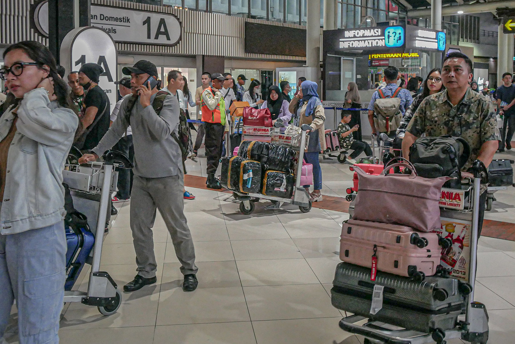 Sejumlah penumpang pesawat memadati Terminal Kedatangan 1A, Bandara Soekarno-Hatta, Tangerang, Minggu (06/04/2025).  Pengelola bandara Soetta menyebutkan pergerakan penumpang penerbangan di bandara itu pada arus balik H+5 Lebaran 2025/Idul Fitri 1446 Hijr