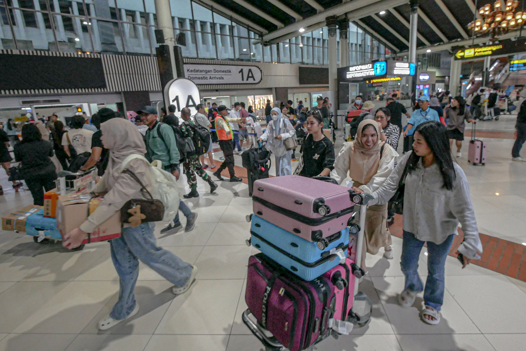 Sejumlah penumpang pesawat memadati Terminal Kedatangan 1A, Bandara Soekarno-Hatta, Tangerang, Minggu (06/04/2025).  Pengelola bandara Soetta menyebutkan pergerakan penumpang penerbangan di bandara itu pada arus balik H+5 Lebaran 2025/Idul Fitri 1446 Hijr