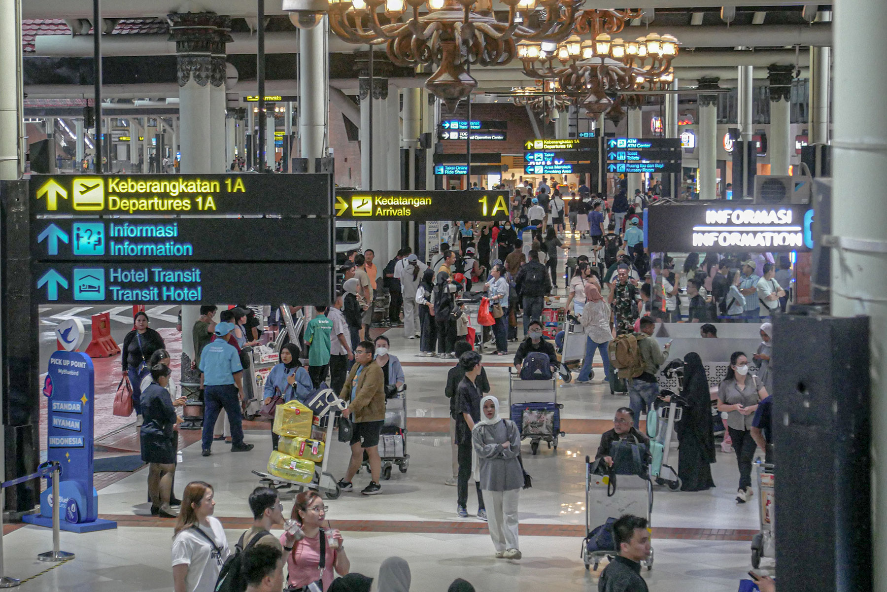 Sejumlah penumpang pesawat memadati Terminal Kedatangan 1A, Bandara Soekarno-Hatta, Tangerang, Minggu (06/04/2025).  Pengelola bandara Soetta menyebutkan pergerakan penumpang penerbangan di bandara itu pada arus balik H+5 Lebaran 2025/Idul Fitri 1446 Hijr