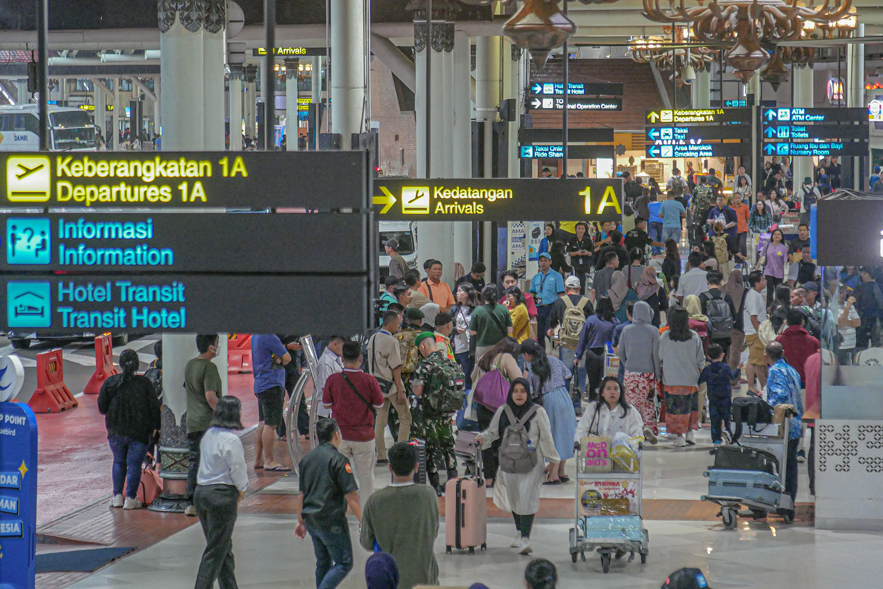 Sejumlah penumpang pesawat memadati Terminal Kedatangan 1A, Bandara Soekarno-Hatta, Tangerang, Minggu (06/04/2025).  Pengelola bandara Soetta menyebutkan pergerakan penumpang penerbangan di bandara itu pada arus balik H+5 Lebaran 2025/Idul Fitri 1446 Hijr