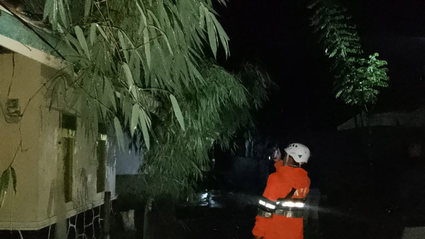 Peristiwa angin puting beliung di Kabupaten Sumedang, Provinsi Jawa Barat, Senin (7/4).