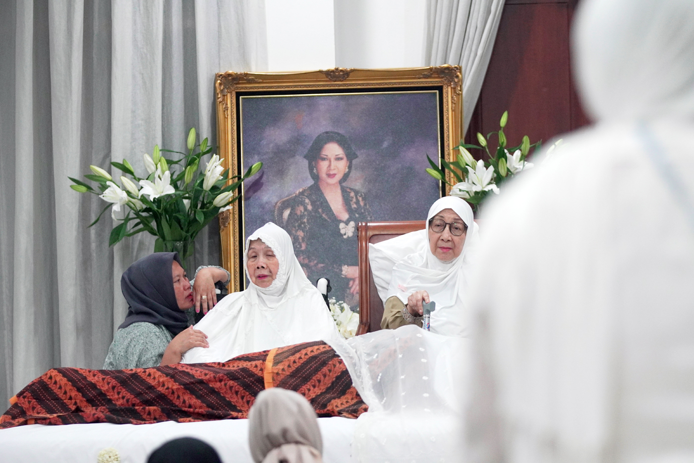 Sejumlah kerabat dan keluarga berdoa didepan jenazah penyanyi Titiek Puspa di Pancoran, Jakarta, Kamis (10/4/2025).  (Dery Ridwansah/ JawaPos.com)