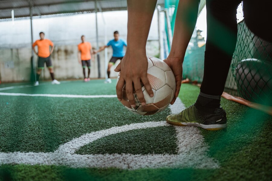 Ilustrasi bermain bola di lapangan futsal.  (Freepik)