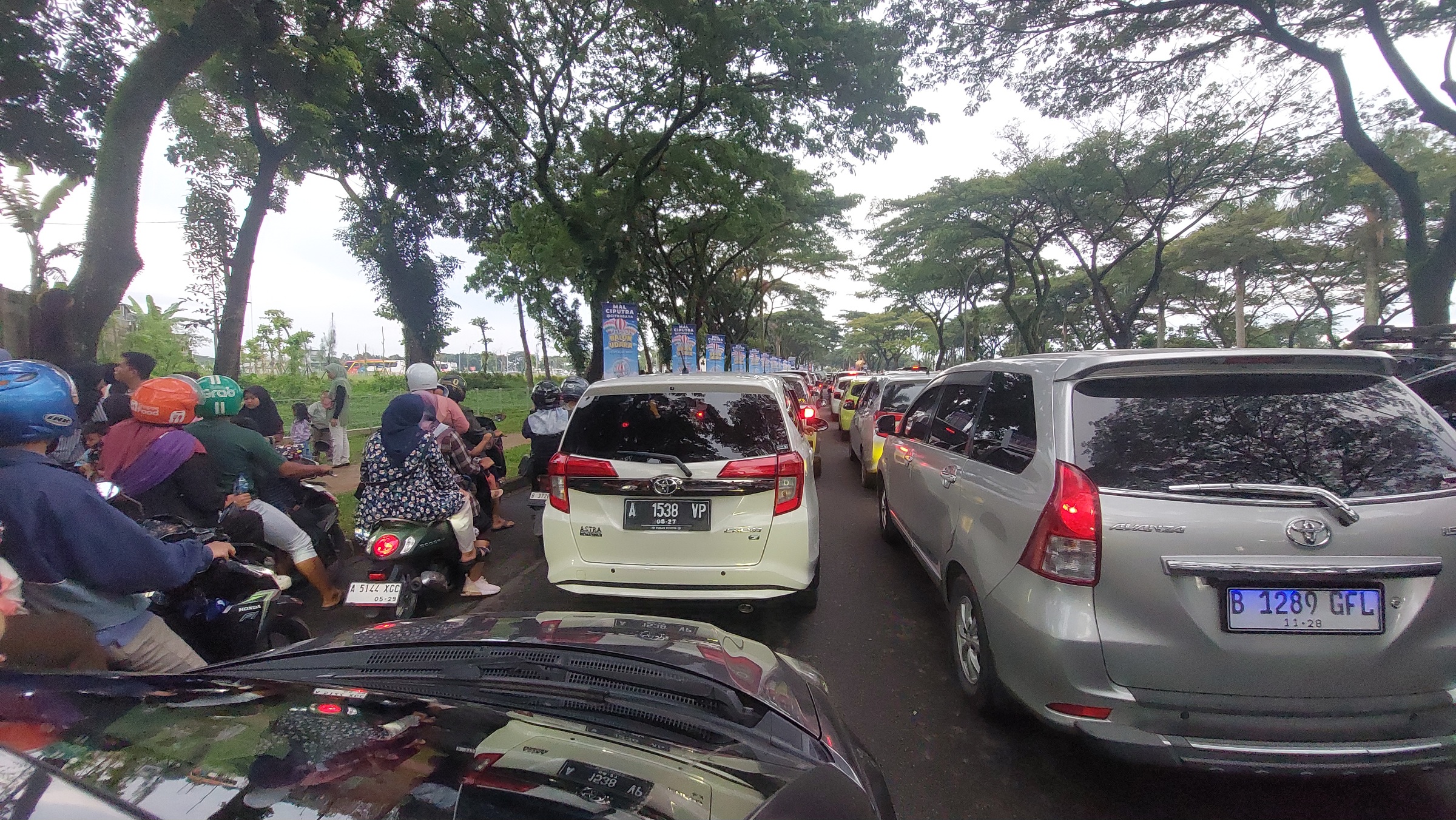 Macet parah terjadi di ruas jalan menuju festival Balon Udara di Mal Ciputra Tangerang, Kabupaten Tangerang, Banten, Minggu (13/4). (Ryandi Zahdomo)