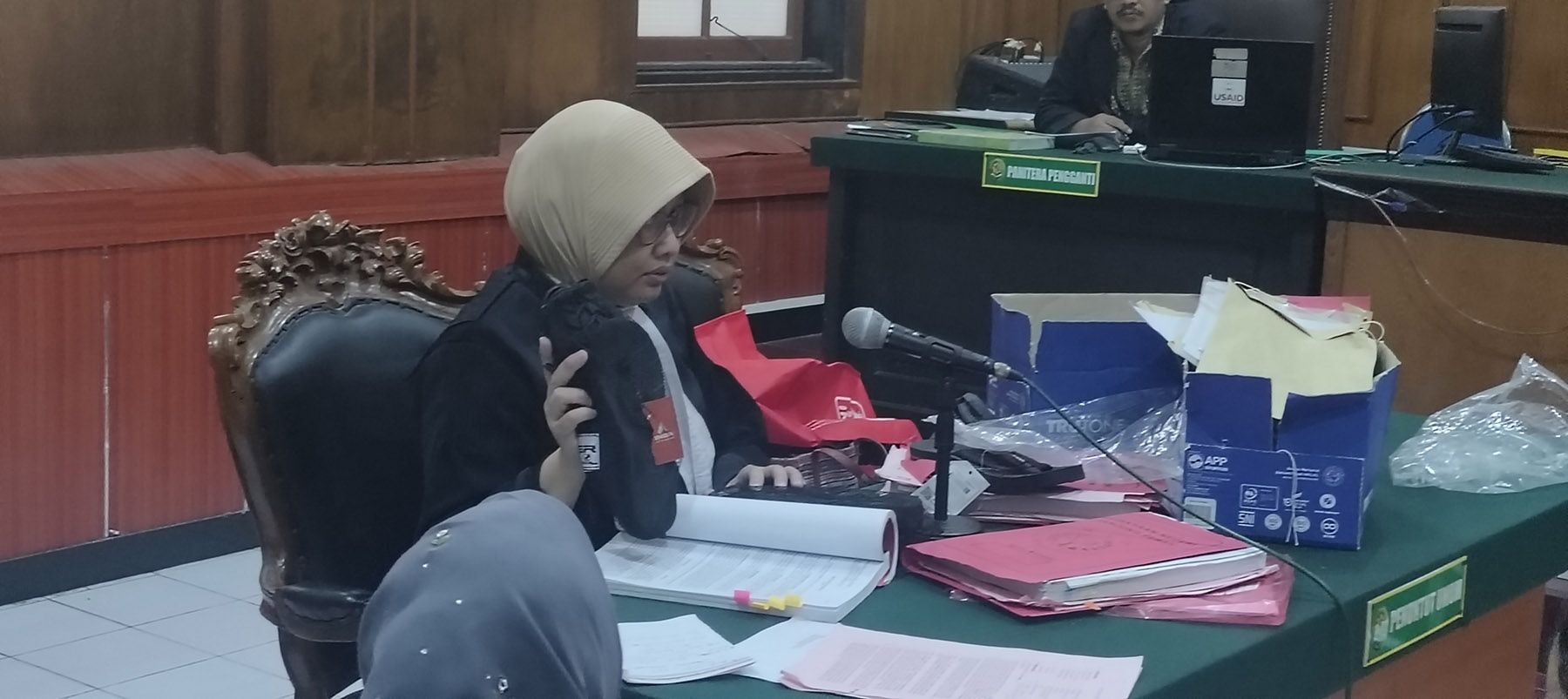 Hakim membacakan putusan di Pengadilan Negeri Surabaya. (Sholeh/Jawa Pos)