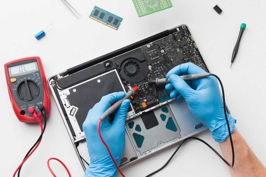 Ilustrasi servis laptop. (Dok. Freepik)