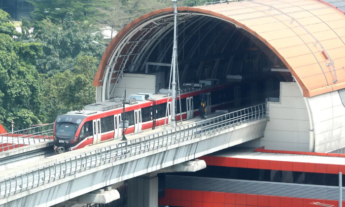 Kereta LRT Jabodebek melintas di kawasan Kuningan, Jakarta, Rabu (16/10/2024). (Salman Toyibi/Jawa Pos)