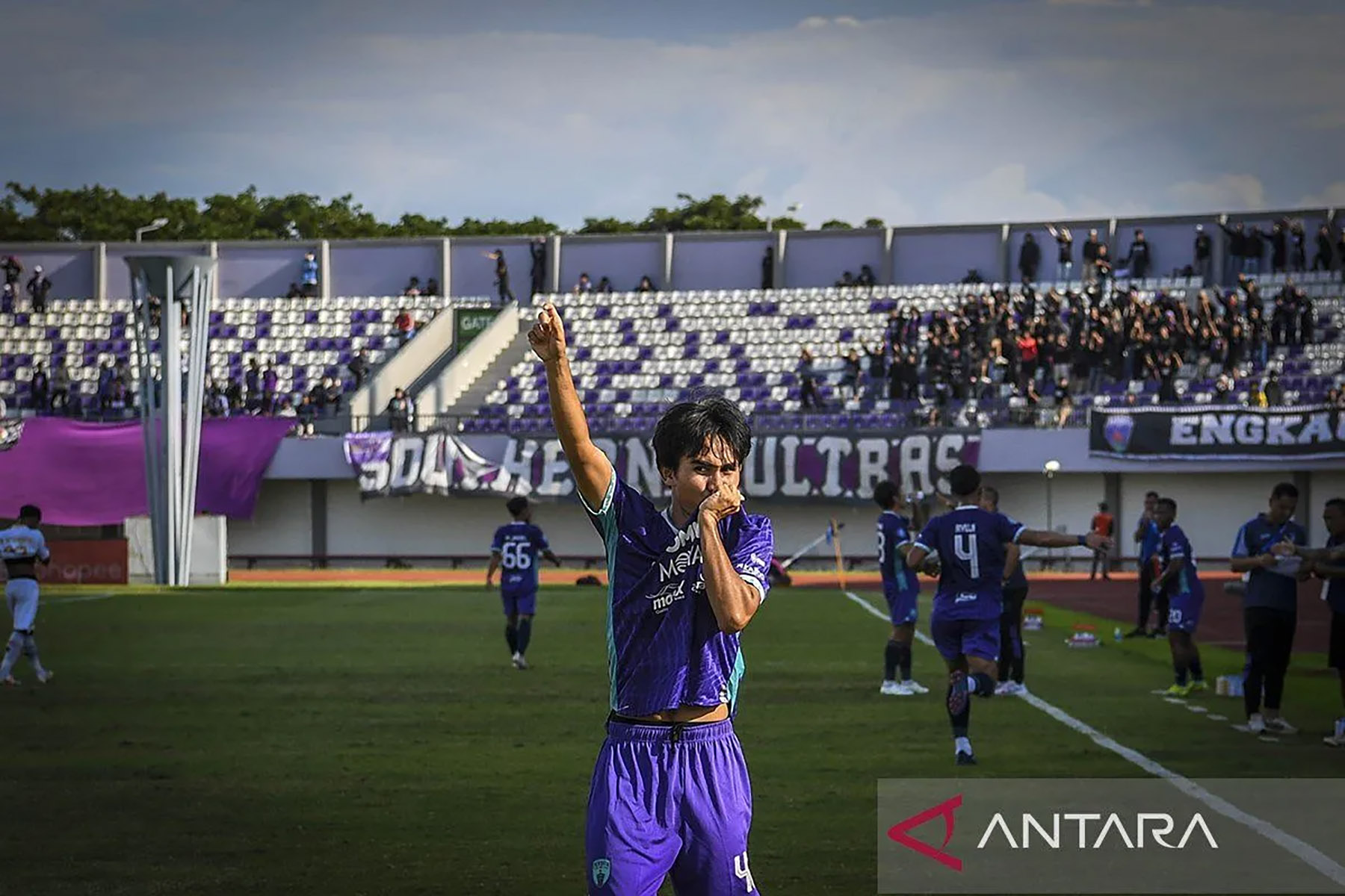 Pesepak bola Persita Tangerang Yardan Yafi melakukan seleberasi usai mencetak gol ke gawang Arema FC pada pertandingan BRI Liga 1 2024/2025 di Stadion Indomilk Arena, Kabupaten Tangerang, Banten.