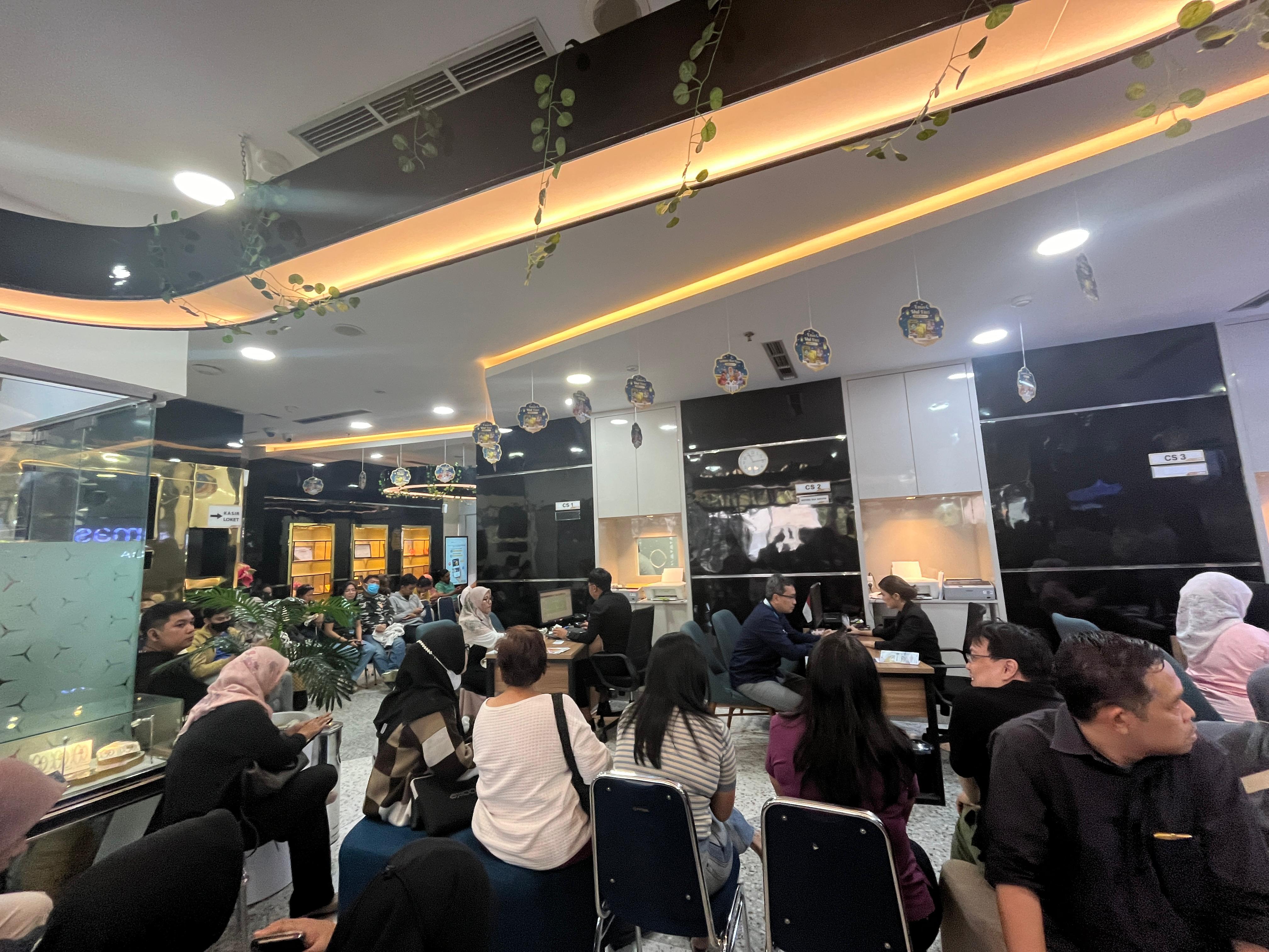 Warga Antre di Butik Setiabudi One Sejak Pukul Setengah 4 Pagi.