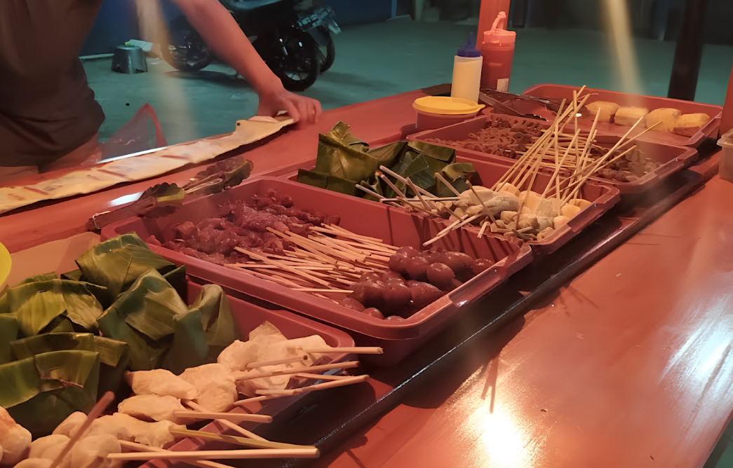 Menu nasi kucing dan sate-satean di angkringan (Dok. Google Maps)