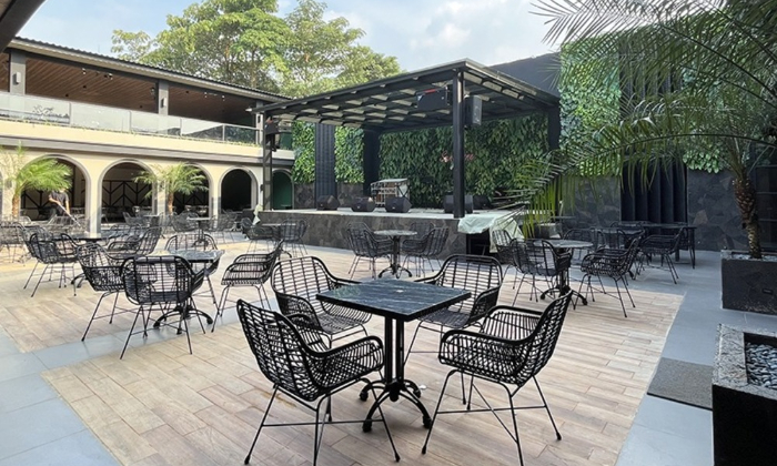Tempat outdoor di Sunshine Garden Cafe & Resto. (Dok. SouthCity)