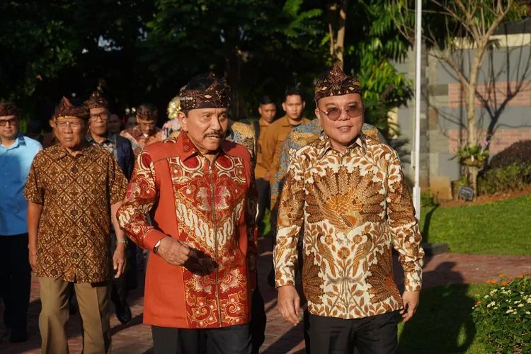 Wakil Ketua DPR, Sufmi Dasco Ahmad (kanan) bersama tuan rumah AM Hendropriyono saat mengunjungi kraton Majapahit Jakarta. (Dok. Sufmi Dasco)