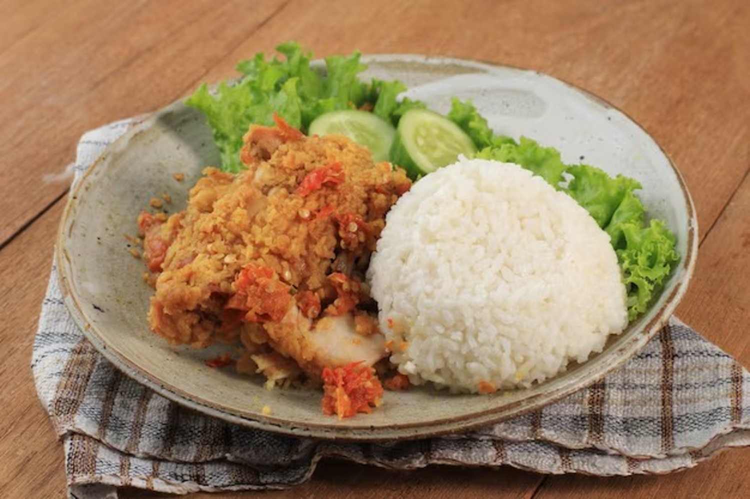 Ilustrasi ayam geprek dengan sambal, nasi, dan sayuran (Dok. Freepik)