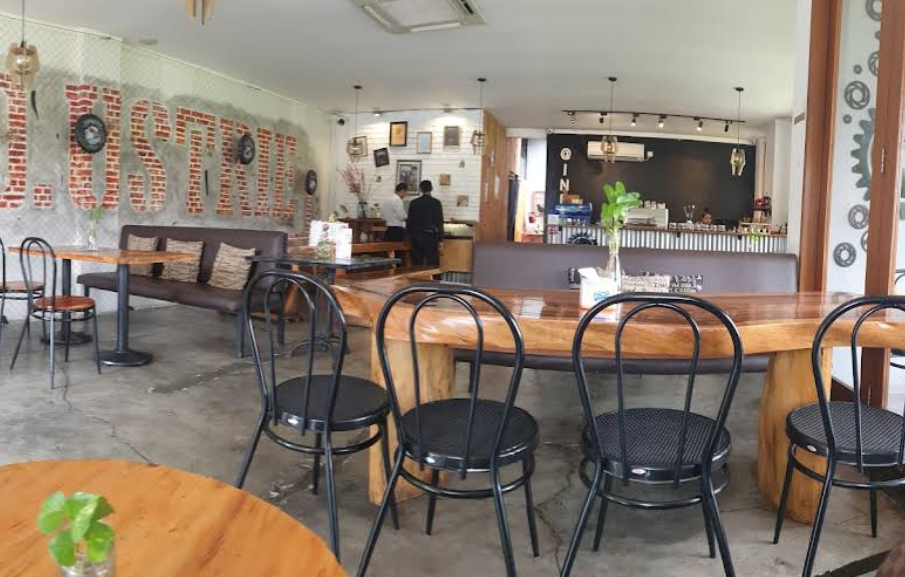 Suasana IND.USTRIE kafe yang bernuansa industrial minimalis. (Dok. Google Maps)