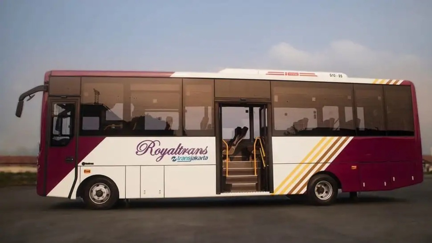 Bus Royaltrans Transjakarta. (Dok. Traveloka)