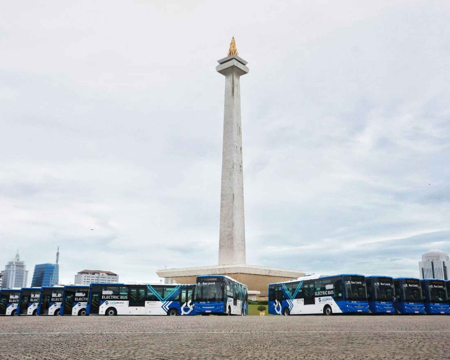 Bus Listrik Transjakarta di dekat Monas (Dok. Jakarta Smart City)