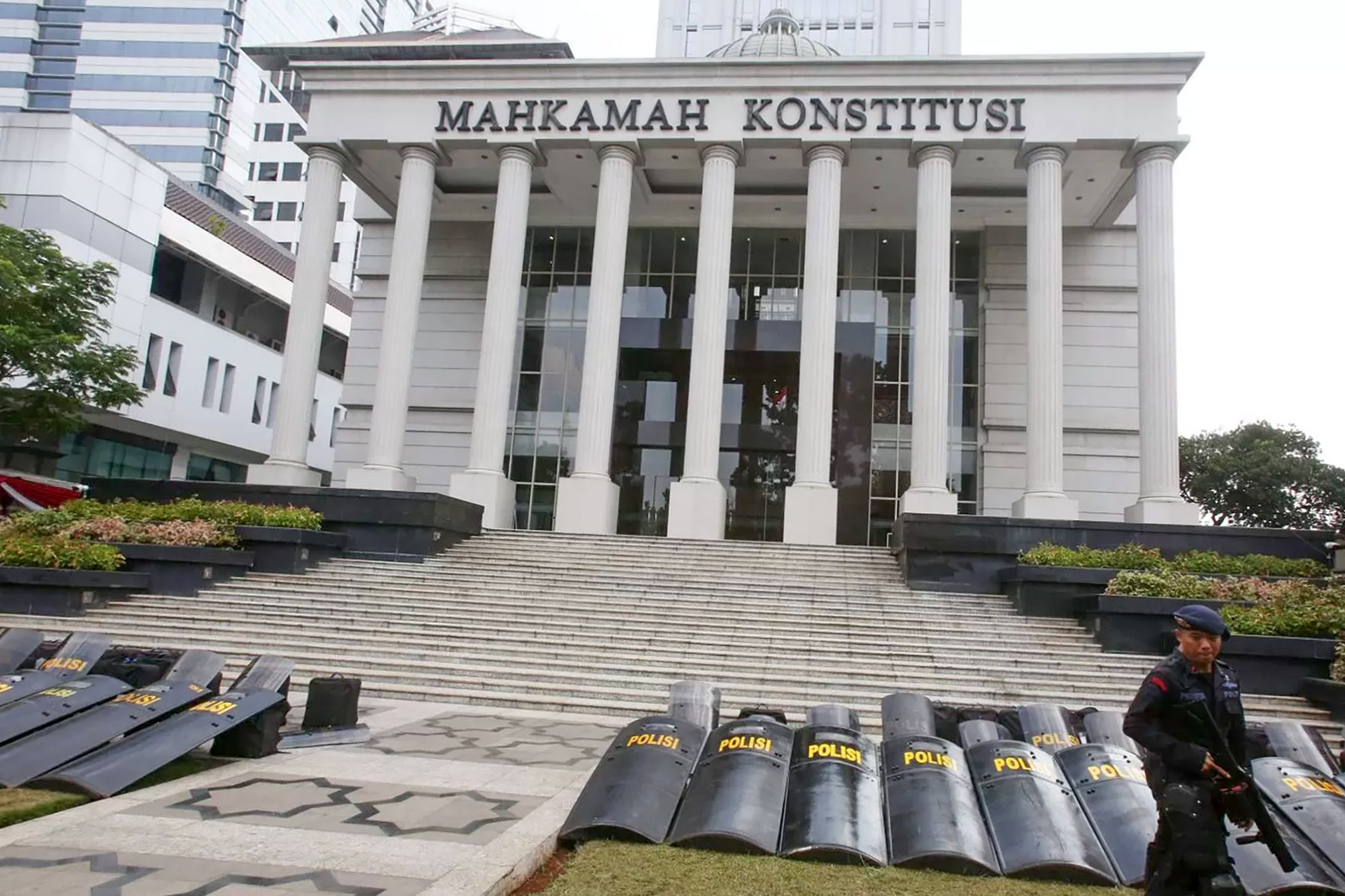 Ilustrasi - Pengamanan gedung di Mahkamah Konstitusi. (Miftahul Hayat/ Jawa Pos)