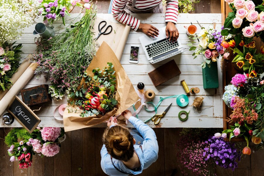 Ilustrasi florist sedang merangkai bouquet (Dok. Freepik)