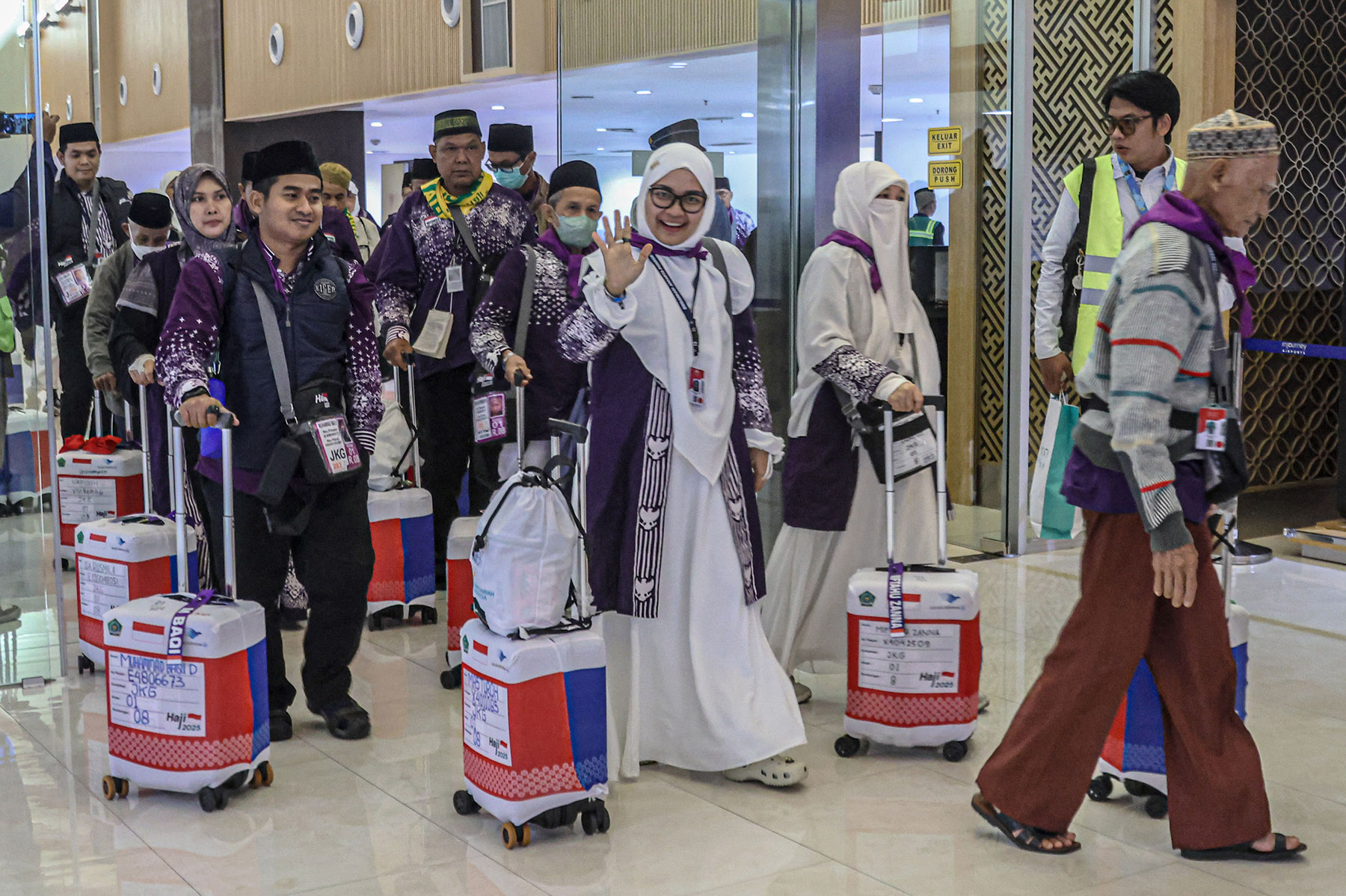 Sejumlah calon jamaah haji menunggu pemeriksaan imigrasi di Terminal 2F, Bandara Soekarno-Hatta, Kamis (01/05/2025). Sebanyak 393 calon jemaah haji embarkasi Bekasi dan Jakarta Pondok Gede menjadi kloter pertama yang terbang menuju tanah suci menggunakan
