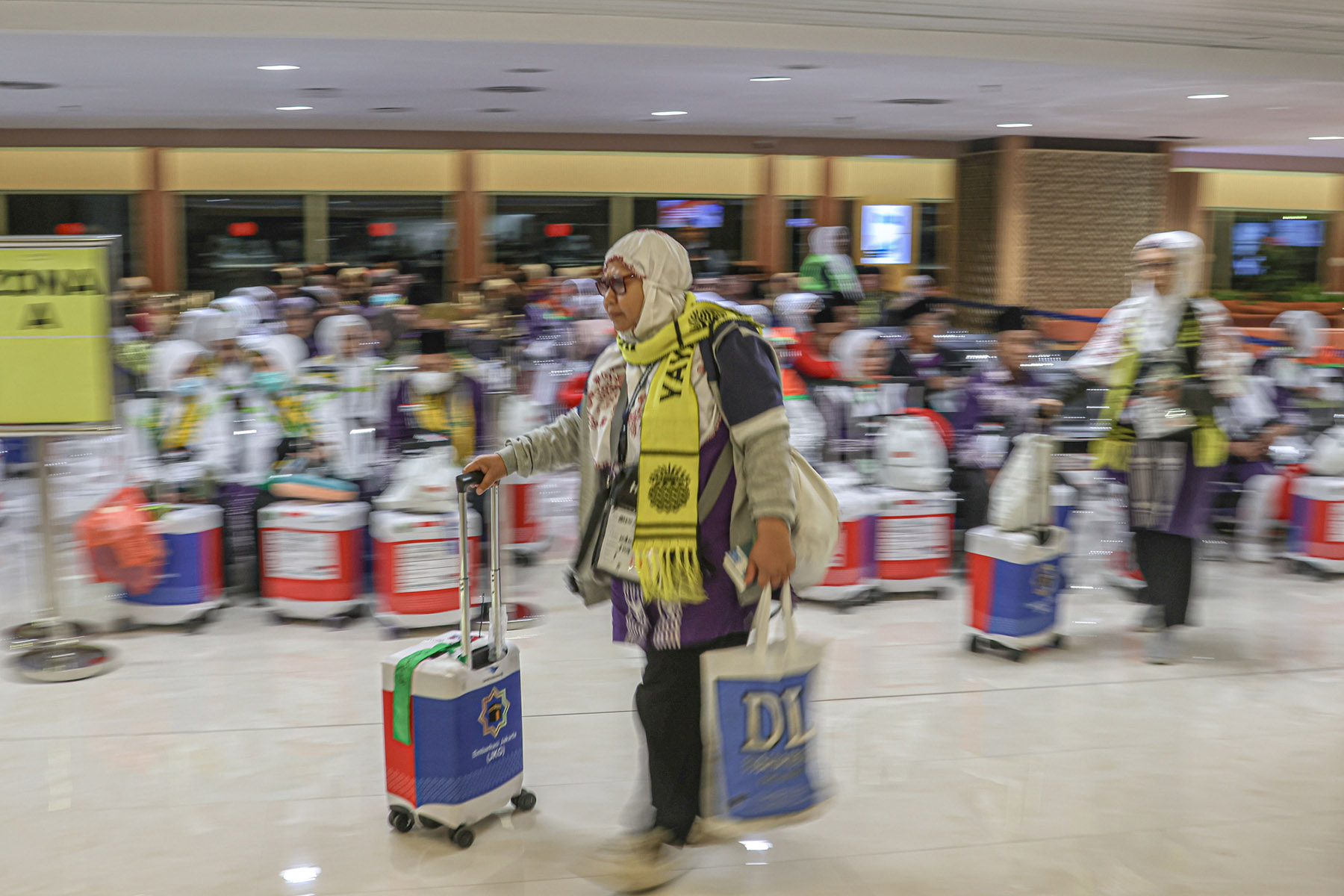 Sejumlah calon jamaah haji menunggu pemeriksaan imigrasi di Terminal 2F, Bandara Soekarno-Hatta. (Hanung Hambara/Jawa Pos)