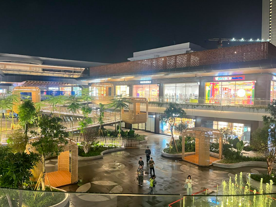 Suasana malam hari di Jakarta Premium Outlets Alam Sutera Tangsel (Anitza Fahira Zalianty/JawaPos.com)