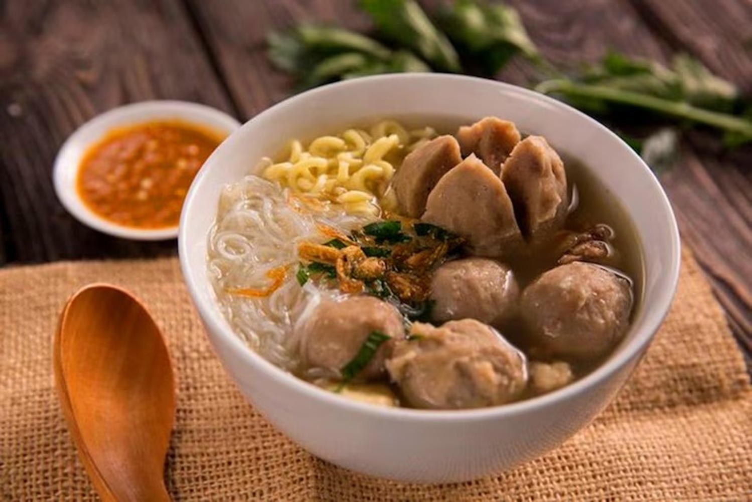 Ilustrasi bakso dengan mie kuning dan bBihun (Dok. Freepik)