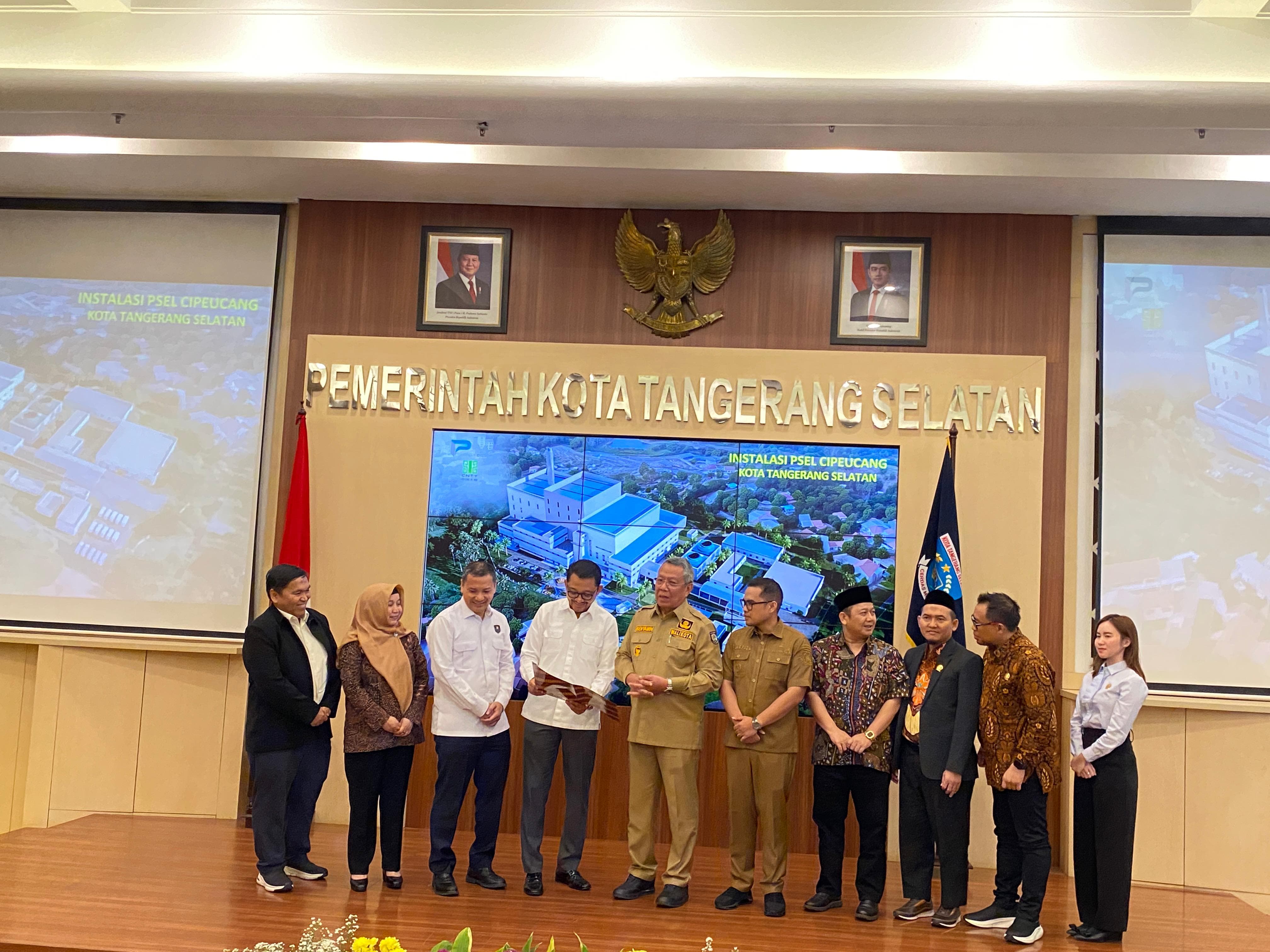 Penyerahan SPPL Pembanguban dan Pengoperasian Fasilitas PSEL Kota Tangsel di Puspemkot Tangsel, Ciputat, Senin (5/5).