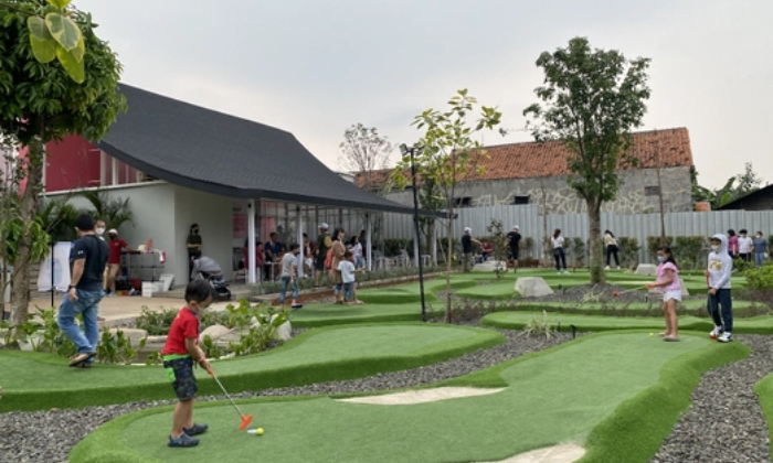 Lapangan golf di Kolepa Mini Golf & Coffee Shop. (dok. traveloka)